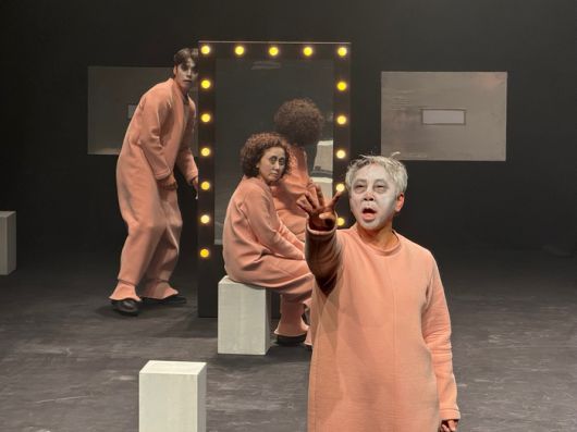 30일 연극 ‘유령’ 프레스콜에서 신현종(앞), 이지하, 홍의준이 주요 장면을 시연하고 있다. 사진 | 표권향 기자 gioia@sportsseoul.com