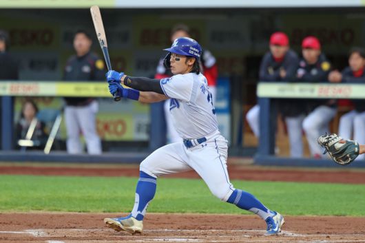 삼성 김성윤이 대구삼성라이온즈파크에서 열린 2025 KBO리그 KIA전에서 안타를 치고 있다. 사진 | 삼성 라이온즈