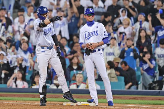 삼성 구자욱(왼쪽)이 29일 대구삼성라이온즈파크에서 열린 2025 KBO리그 롯데전에서 6회말 적시타를 때린 후 세리머니를 하고 있다. 이 안타로 통산 2500루타를 달성했다. 역대 43번째다. 사진 | 삼성 라이온즈