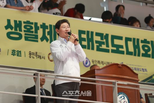 31일 용인대 종합체육관에서 열린 제30회 용인시태권도협회장배 생활체육 태권도대회에 참석한 이상일 시장이 인사말을 하고 있다. 제공=용인시
