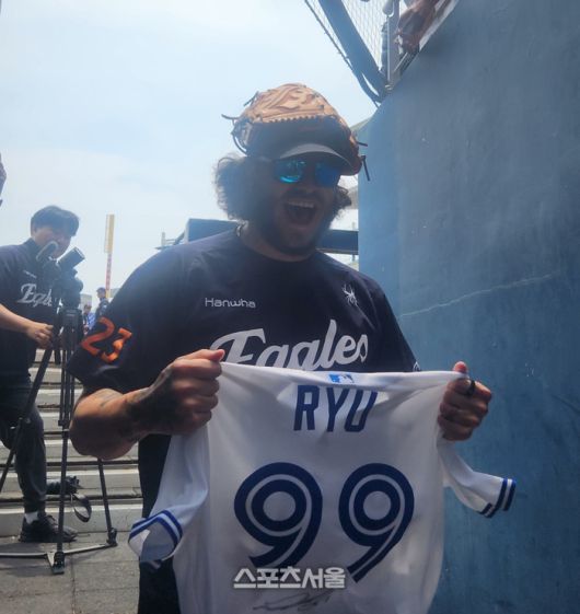 류현진의 사인을 받은 폰세가 기뻐하며 락커룸으로 들어가고 있다. 창원=김민규 기자 kmg@sportsseoul.com