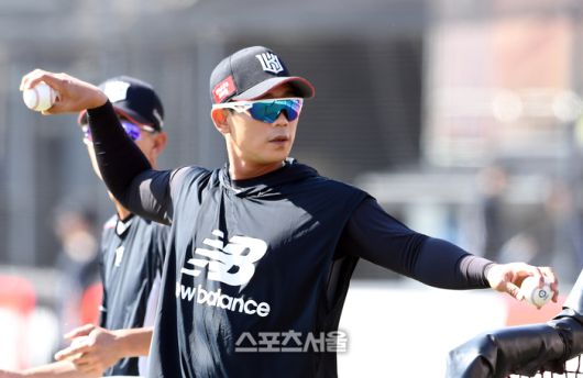 KT 박경수 코치가 배팅볼을 던지고 있다. 수원 | 박진업 기자 upandup@sportsseoul.com