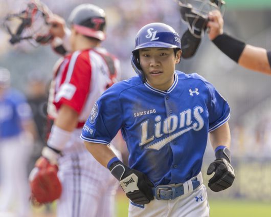 삼성 김지찬이 1일 서울 잠실구장에서 열린 2025 KBO리그 정규시즌 LG전 1회초 디아즈 희생플라이로 홈을 밟고 있다. 사진 | 연합뉴스