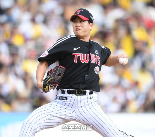 LG 투수 함덕주가 9일 수원케이티위즈파크에서 열린 KT와 2024 KBO리그 준플레이오프 4차전 6회 역투하고 있다. 수원 | 최승섭기자 thunder@sportsseoul.com