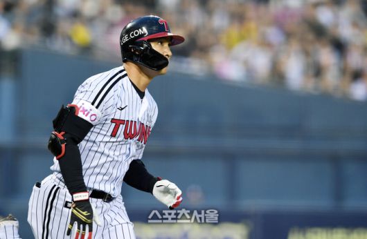 LG 오지환이 15일 잠실구장에서 열린 2025 KBO리그 키움과 경기 4회말 2사 1루 상황에서 키움 선발 하영민을 상대로 2점 홈런을 친 뒤 타구를 바라보고 있다 오지환의 시즌 5호 홈런. 잠실 | 박진업 기자 upandup@sportsseoul.com