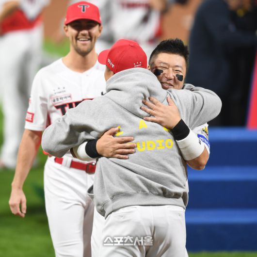 KIA 이범호 감독과 최형우가 포옹하고 있다. 광주 | 최승섭기자 thunder@sportsseoul.com