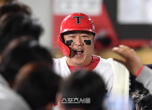 KIA 최형우가 홈런을 친 뒤 더그아웃에서 선수들의 환영을 받고 있다. 광주 | 박진업 기자 upandup@sportsseoul.com