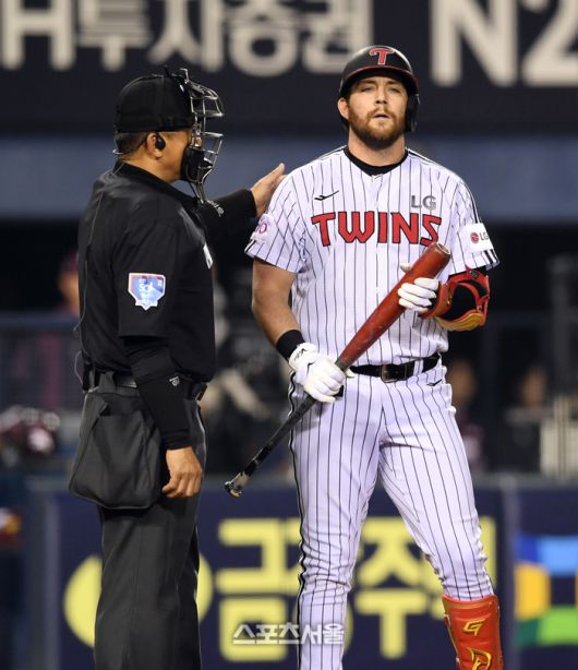 LG 오스틴(오른쪽)이 15일 잠실구장에서 열린 2025 KBO리그 키움과의 경기 5회말 무사 키움 선발 하영민의 몸쪽 투구를 두 번 연속 힘겹게 피한 뒤 바닥에 떨어진 헬멧을 배트로 치며 감정을 표출하자 박종철 구심이 달래고 있다. 잠실 | 박진업 기자 upandup@sportsseoul.com