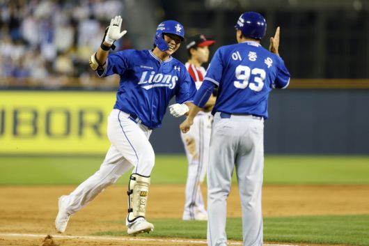 삼성 김태훈이 1일 서울 잠실구장에서 열린 2025 KBO리그 정규시즌 LG전 홈런을 친 후 베아스를 돌고 있다. 사진 | 삼성 라이온즈