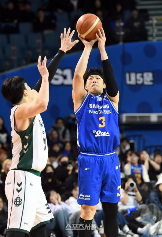 삼성 이정현(오른쪽)이 잠실실내체육관에서 열린 2024~2025 프로농구 DB와 경기에서 슛을 던지고 있다. 잠실 | 박진업 기자 upandup@sportsseoul.com