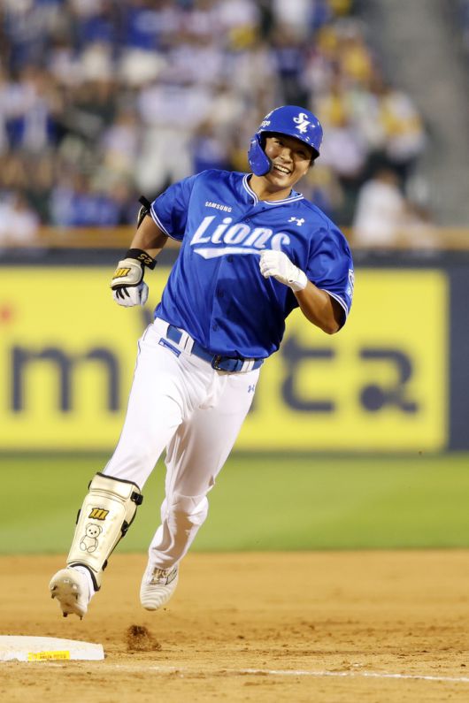 삼성 김태훈이 1일 서울 잠실구장에서 열린 2025 KBO리그 정규시즌 LG전 홈런을 친 후 베아스를 돌고 있다. 사진 | 삼성 라이온즈