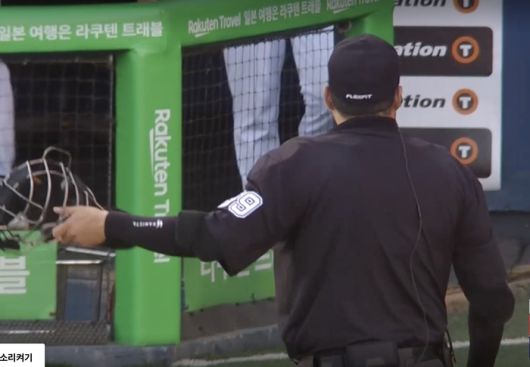 구명환 주심이 볼보이가 제자리로 돌아갈 수 있도록 시간을 벌어주고 있는 모습. 사진 | 티빙