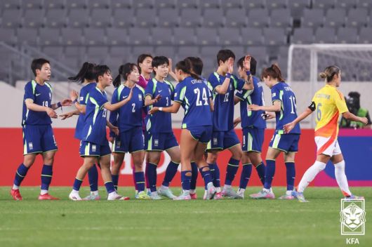여자축구대표팀이 2일 콜롬비아전이 끝난 뒤 인사하고 있다. 사진 | 대한축구협회