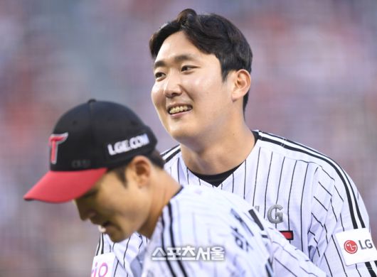 LG 선발투수 손주영이 29일 서울 잠실구장에서 열린 2025 KBO리그 한화와 경기 3회초 2사1루 상대 플로리얼의 타구를 호수비로 처리한 박해민과 하이파이브를 하고 있다. 잠실 | 최승섭기자 thunder@sportsseoul.com