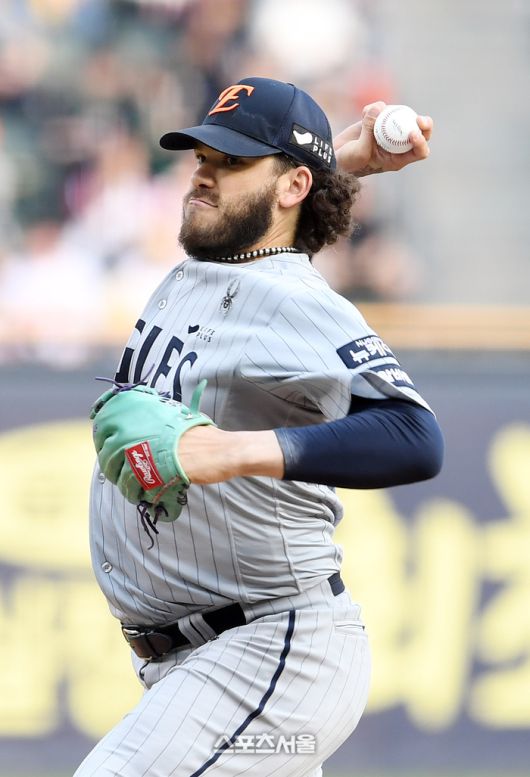 한화 폰세가 28일 잠실구장에서 열린 2025 KBO리그 LG와 경기에 선발 등판해 힘차게 공을 던지고 있다. 잠실 | 박진업 기자 upandup@sportsseoul.com