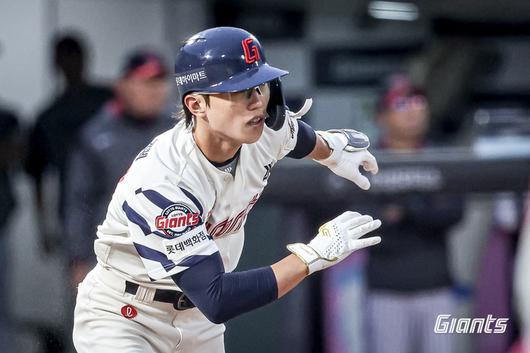 롯데 전민재가 사직구장에서 열린 2025 KBO리그 정규시즌 LG와 경기에서 안타를 치고 있다. 사진 | 롯데 자이언츠