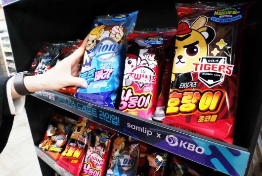 서울의 한 편의점 매대에 진열된 크보빵 모습. 사진 | 연합뉴스