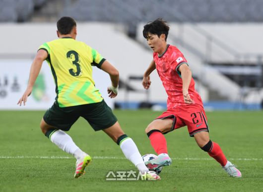 대한민국 U-22 축구국가대표팀의 윤재석(오른쪽)이 5일 용인 미르스타디움에서 열린 하나은행초청 호주와의 친선경기에서 드리블 돌파를 시도하고 있다. 2025. 6. 5. 용인 | 박진업 기자 upandup@sportsseoul.com