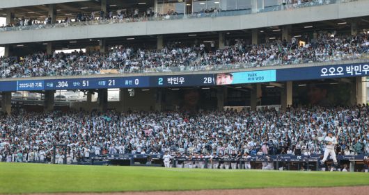 1일 창원NC파크에서 열린 2025 KBO리그 한화와 NC의 경기에서 1루 쪽 NC 팬들이 응원하고 있다. 사진 | 창원=연합뉴스