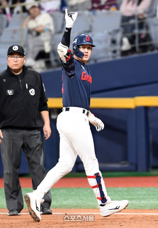 롯데 나승엽이 고척스카이돔에서 열린 2025 KBO리그 키움과 경기에서 1회초 2타점 적시타를 친 후 세리머니를 하고 있다. 고척 | 박진업 기자 upandup@sportsseoul.com