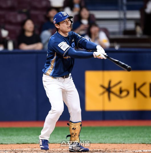 NC 김성욱이 23일 고척스카이돔에서 열린 2024 KBO리그 키움과 경기 8회초 1사만루 희생타를 치고 있다. 고척 | 최승섭기자 thunder@sportsseoul.com