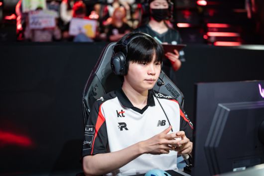 KT ‘비디디’ 곽보성이 4일 서울 종로구 롤 파크에서 열린 2025 LCK 정규시즌 5·6위 결정전에 앞서 밴픽을 하고 있다. 사진 | 라이엇 게임즈