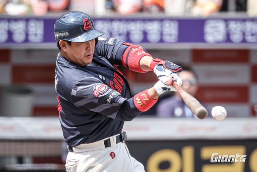 롯데 유강남이 대전 한화생명 볼파크에서 열린 2025 KBO리그 한화전에서 타격하고 있다. 사진 | 롯데 자이언츠