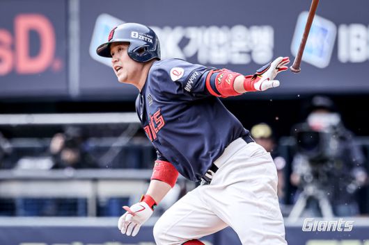 롯데 유강남이 잠실구장에서 열린 2025 KBO리그 두산전에서 타격하고 있다. 사진 | 롯데 자이언츠