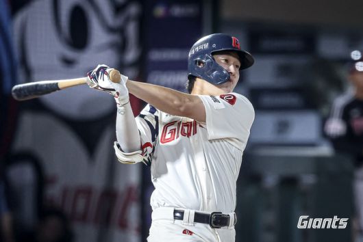 롯데 나승엽이 21일 부산 사직구장에서 열린 2025 KBO리그 정규시즌 LG전서 타격하고 있다. 사진 | 롯데 자이언츠