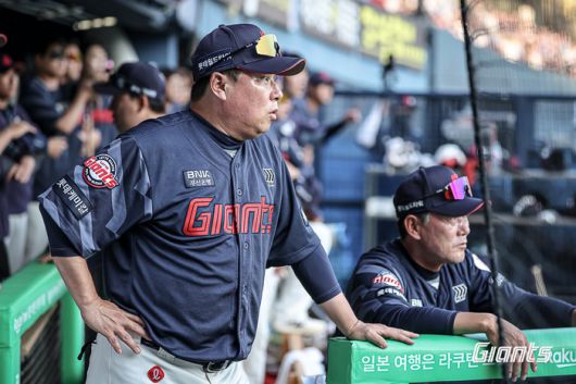 롯데 김태형 감독이 8일 잠실구장에서 열린 2025 KBO리그 두산전에서 경기를 지켜보고 있다. 사진 | 롯데 자이언츠