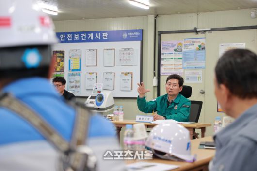 이상일 시장이 지난 달 19일 역북2지구 아파트 공사현장 사무소에서 소음 저감을 당부하고 있다 제공=용인시