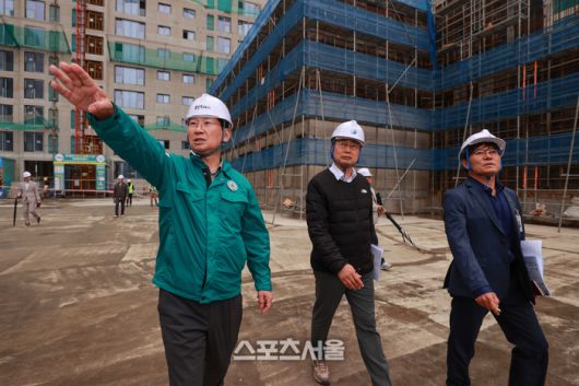 이상일 시장은 지난달 역북2지구 아파트 공사 소음 민원 현장을 찾아 소음저감 조치 이행여부를 점검했다 제공=용인시