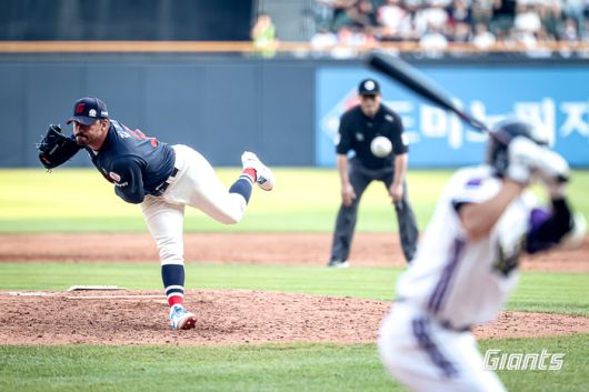 롯데 선발 감보아가 8일 잠실구장에서 열린 2025 KBO리그 두산전에서 힘차게 공을 던지고 있다. 사진 | 롯데 자이언츠