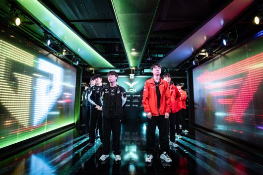 젠지와 T1 선수단이 서울 종로구 롤 파크에서 열린 2025 LCK 정규시즌 경기를 위해 입장을 준비하고 있다. 사진 | 라이엇 게임즈