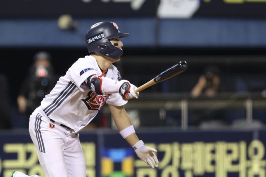두산 조수행이 잠실구장에서 열린 2025 KBO리그 SSG전에서 타격하고 있다. 사진 | 두산 베어스
