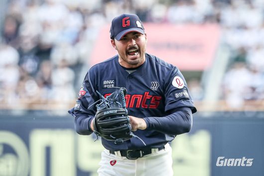 롯데 선발 감보아가 8일 잠실구장에서 열린 2025 KBO리그 두산전에서 위기를 넘긴 후 포효하고 있다. 사진 | 롯데 자이언츠