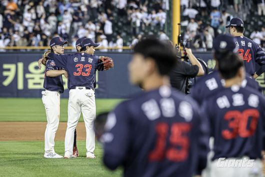 롯데 선수들이 8일 잠실구장에서 열린 2025 KBO리그 두산전 승리 후 하이파이브를 하고 있다. 사진 | 롯데 자이언츠