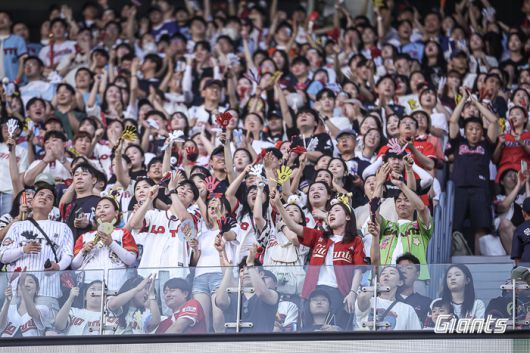 롯데 팬들이 8일 잠실구장에서 열린 2025 KBO리그 롯데와 두산의 경기에서 열띤 응원을 보내고 있다. 사진 | 롯데 자이언츠