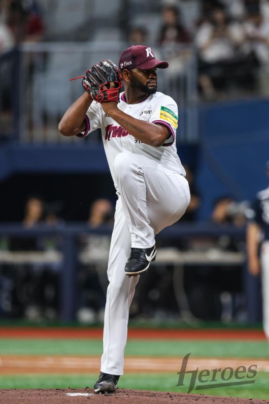 키움 알칸타라가 1일 고척스카이돔에서 열린 2025 KBO리그 두산전에 선발 등판해 역투하고 있다. 사진 | 키움 히어로즈