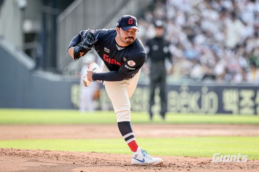 롯데 선발 감보아가 8일 잠실구장에서 열린 2025 KBO리그 두산전에서 힘차게 공을 던지고 있다. 사진 | 롯데 자이언츠