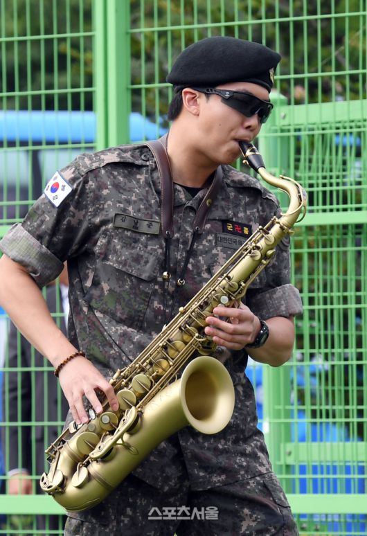 방탄소년단(BTS)의 RM(김남준)이 10일 강원도 춘천시 신북읍 체육공원에서 진행된 전역 행사에서 색소폰을 연주하며 행사장으로 입장하고 있다. RM은 육군 제15보병사단 군악대에서, 뷔는 2군단 군사경찰 특수임무대에서 1년 6개월 동안 군복무를 했다. 2025. 6. 10. 춘천 | 박진업 기자 upandup@sportsseoul.com