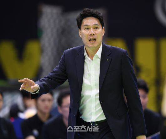 현대건설 강성형 감독이 11일 수원체육관에서 열린 2024~2025 V-리그 한국도로공사와 경기에서 작전 지시를 하고 있다. 2025. 2. 11.수원 | 최승섭기자 thunder@sportsseoul.com