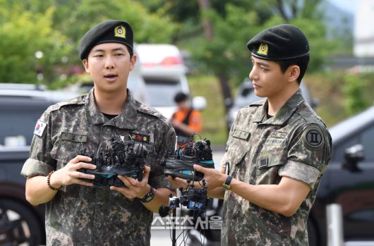 방탄소년단(BTS)의 RM(왼쪽, 김남준)과 뷔(김태형)가 10일 강원도 춘천시 신북읍 체육공원에서 진행된 전역 행사에서 소감을 밝히고 있다.RM은 육군 제15보병사단 군악대에서, 뷔는 2군단 군사경찰 특수임무대에서 1년 6개월 동안 군복무를 했다. 2025. 6. 10. 춘천 | 박진업 기자 upandup@sportsseoul.com