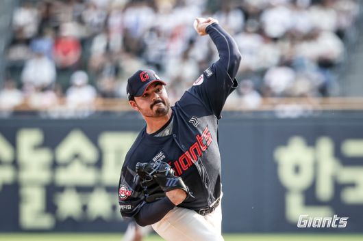 롯데 선발 감보아가 8일 잠실구장에서 열린 2025 KBO리그 두산전에서 힘차게 공을 던지고 있다. 사진 | 롯데 자이언츠