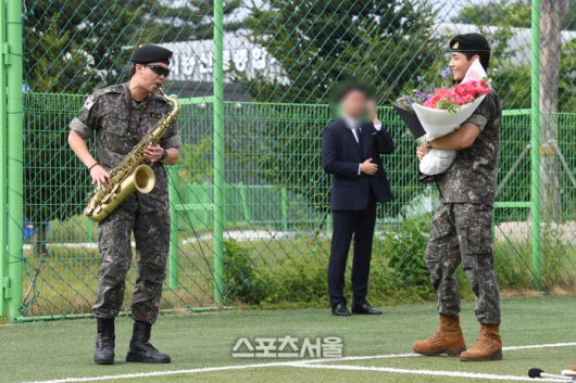 방탄소년단(BTS)의 RM(왼쪽, 김남준)이 10일 강원도 춘천시 신북읍 체육공원에서 진행된 전역 행사에서 색소폰을 연주하며 뷔(김태형)와 함께 행사장으로 입장하고 있다. RM은 육군 제15보병사단 군악대에서, 뷔는 2군단 군사경찰 특수임무대에서 1년 6개월 동안 군복무를 했다. 2025. 6. 10. 춘천 | 박진업 기자 upandup@sportsseoul.com