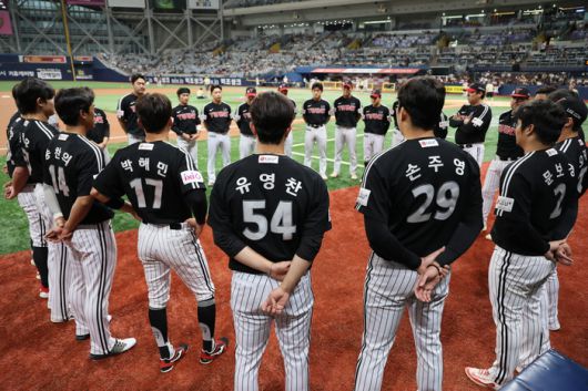 LG 선수들이 6일 고척스카이돔에서 열린 2025 KBO리그 키움전에 앞서 미팅을 진행하고 있다. 사진 | LG 트윈스