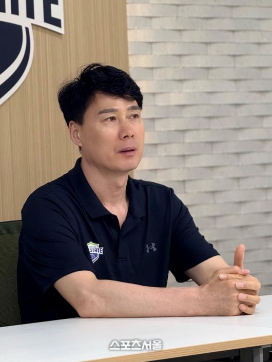 현대건설 강성형 감독이 9일 용인 훈련 체육관에서 열린 간담회에서 질문을 듣고 있다.용인 | 정다워 기자