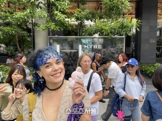 10일 서울 용산구 하이브 사옥 앞에서 BTS 팬들이 기념 사진을 찍고 있다. 칠레에서 온 카밀라는 BTS 컴백에 대한 기대감을 나타냈다. 사진 | 원성윤 기자 socool@sportsseoul.com
