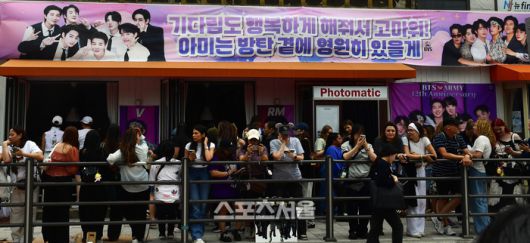 하이브 본사에 모인 BTS 외국팬들. 사진 | 이주상기자 rainbow@sportsseoul.com