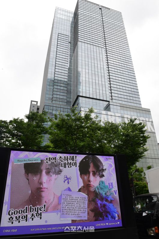 하이브 본사에 모인 BTS 외국팬들. 사진 | 이주상기자 rainbow@sportsseoul.com